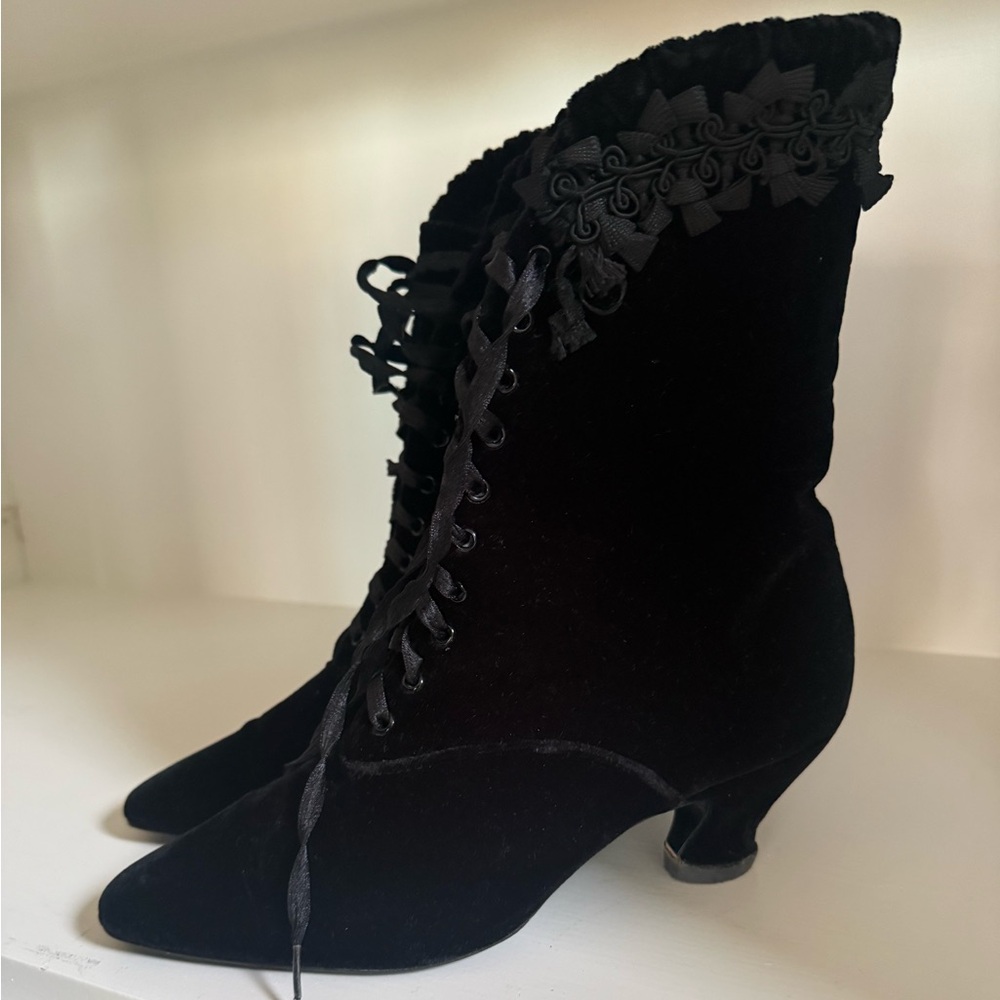 Vintage 80s 90s Natori Velvet Witchy Whimsigoth Victorian Lace Up Heeled Boots